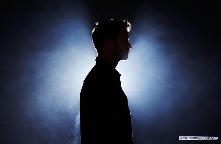 مدير سابق في CIA: جميع البشر يمتلكون "قدرة خارقة".. والهواتف الذكية تسرقها منا!